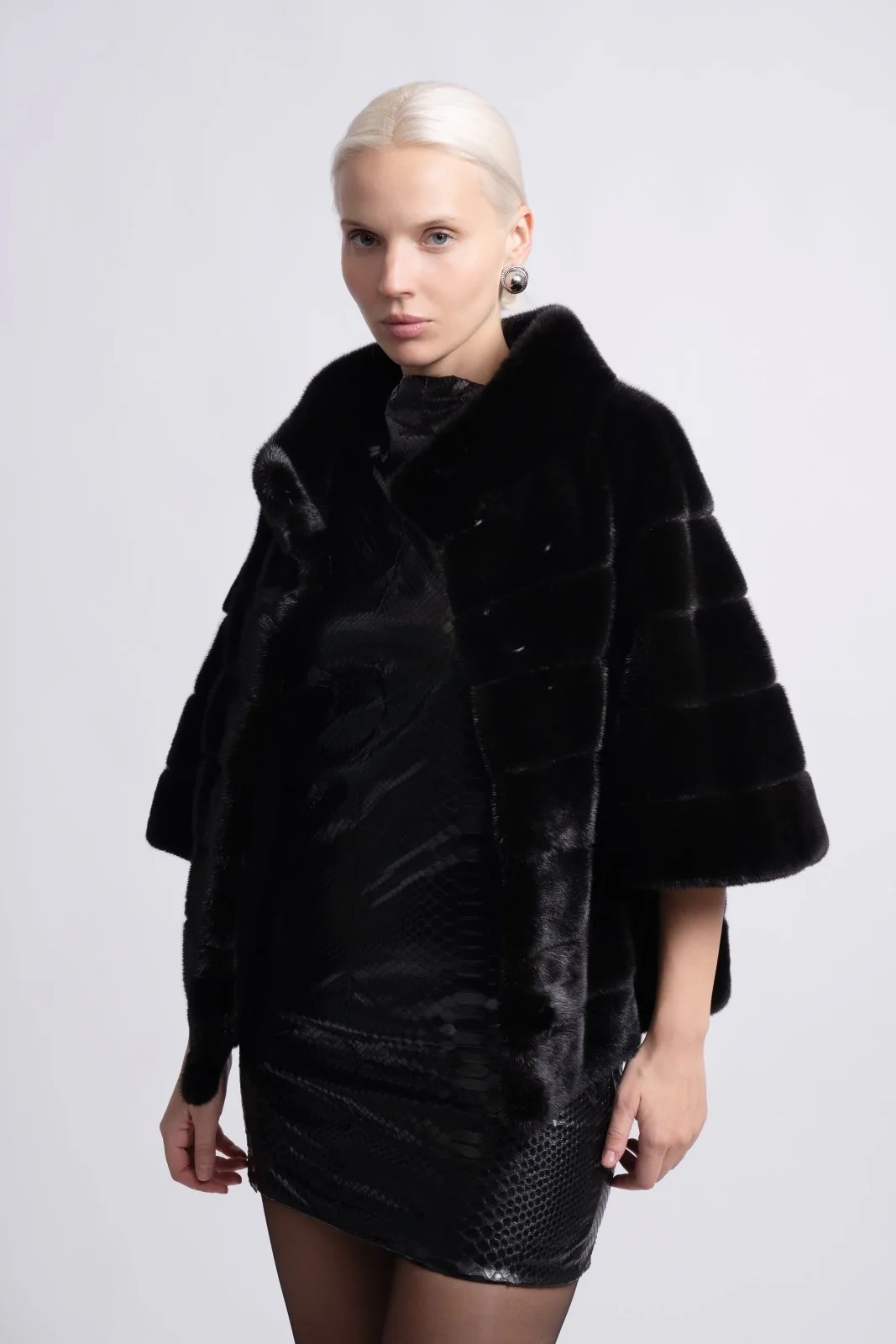 Noir Élégance Short-Sleeve Mink Fur Jacket - Image 4