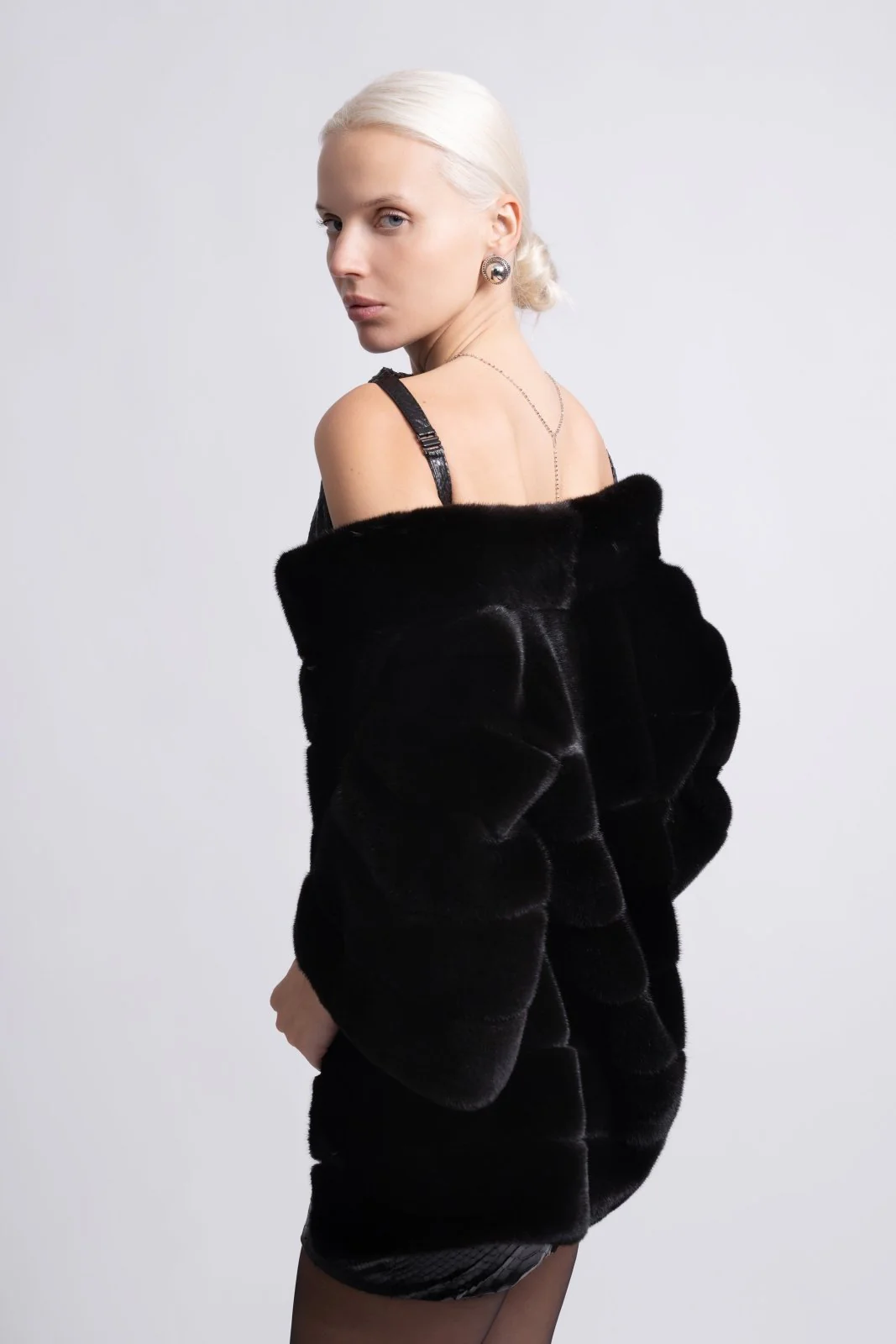 Noir Élégance Short-Sleeve Mink Fur Jacket - Image 5